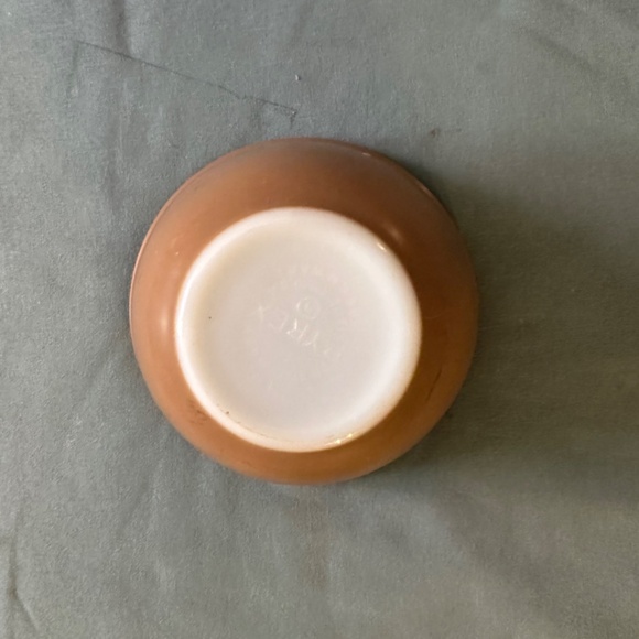 Vintage Pyrex Brown Mixing Bowl #401 1.5pt - Picture 2 of 2